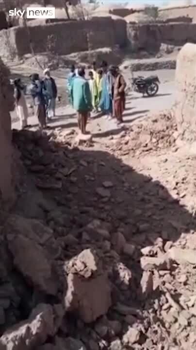 Vaginadan moy oqishi bilan onanizm qiladi