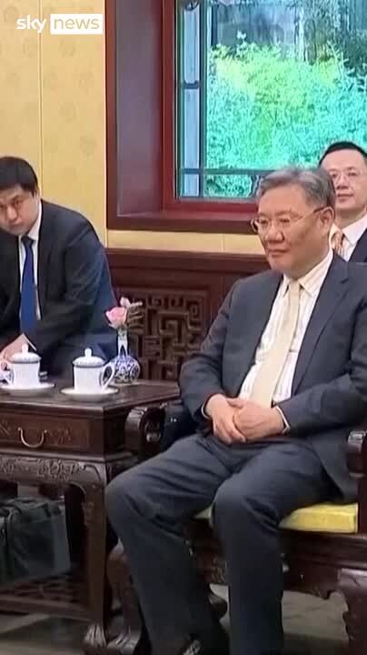 Kokraksiz tekis kokraklarning porno videolarini tomosha qiling Ayol erkakni sikini sorishga majbur qildi