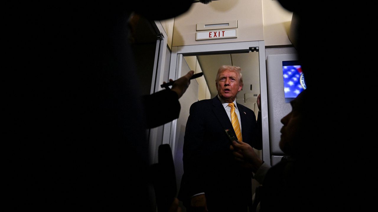 Trump Slams Reporter with “Quiet, Piggy” Remark Before Epstein Questions Trump Slams Reporter with “Quiet, Piggy” Remark Before Epstein Questions