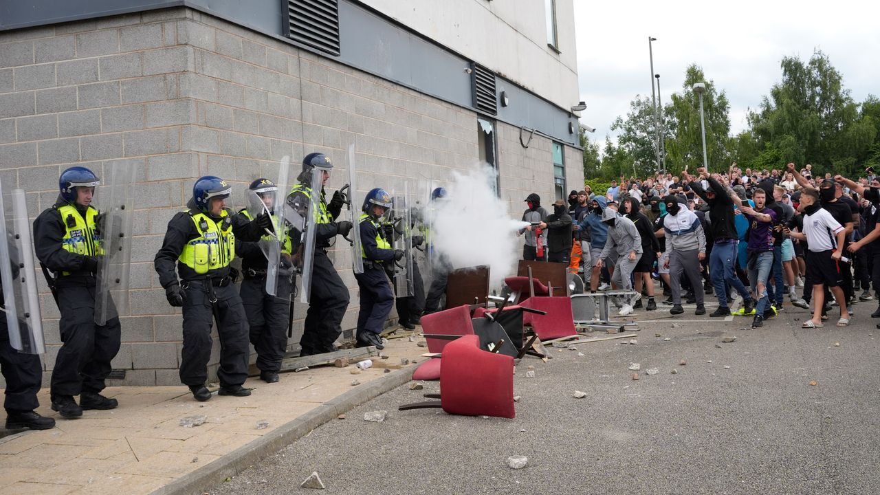 UK riots: Sir Keir Starmer makes 'guarantee' for 'thugs' and announces  'emergency security' for mosques | UK News | Sky News