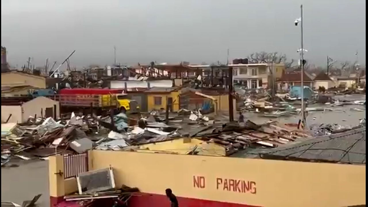 நூற்றாண்டின் கோரத் தாண்டவம்: மெலிசா புயல் (Storm of the Century)