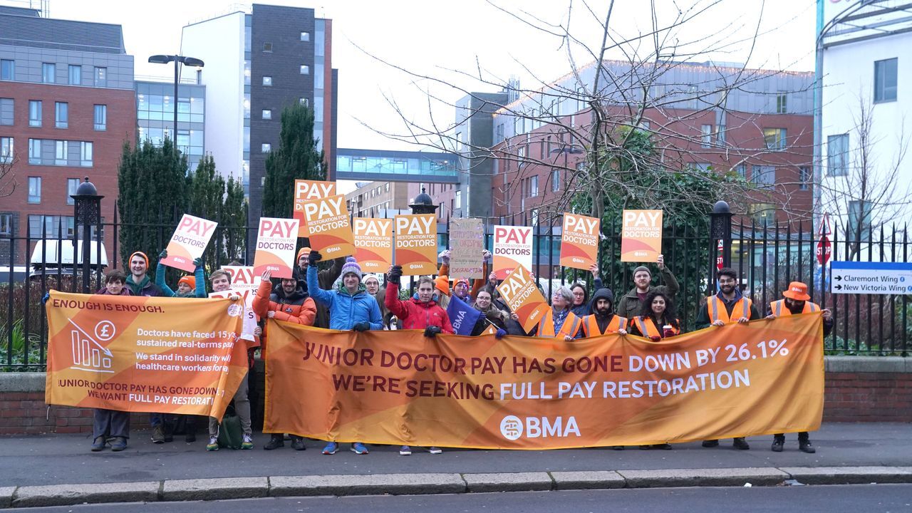 Junior doctors warn of 'indefinite strike' unless pay offer is