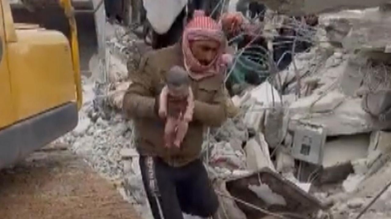 Newborn with umbilical cord intact is rescued from Syria rubble
